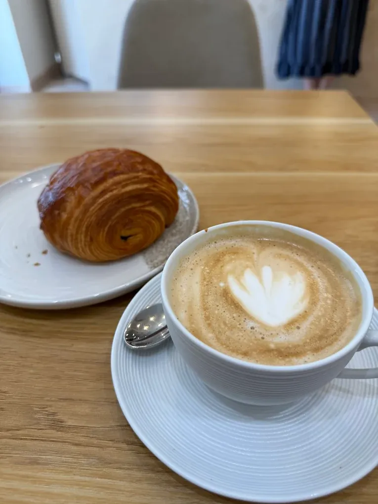 Cappuccino con latte art e cornetto — colazione a Firenze, via Masaccio